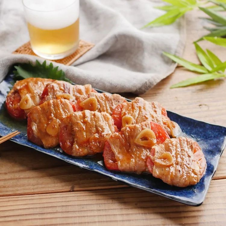 スライスしたトマトを豚バラ肉で巻いて焼いたもの