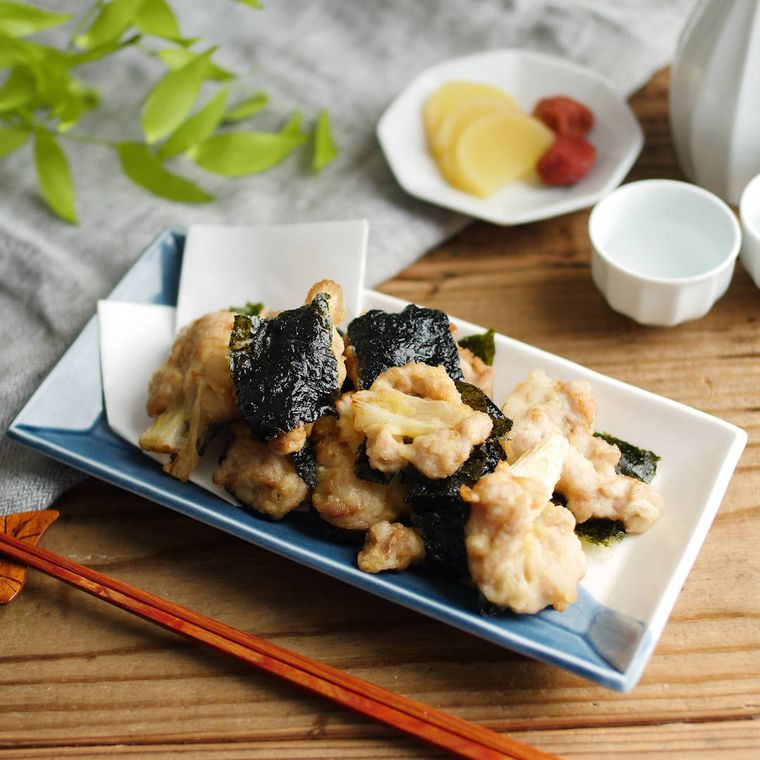 豚肉と海苔の天ぷらを白い各皿に盛り付けている