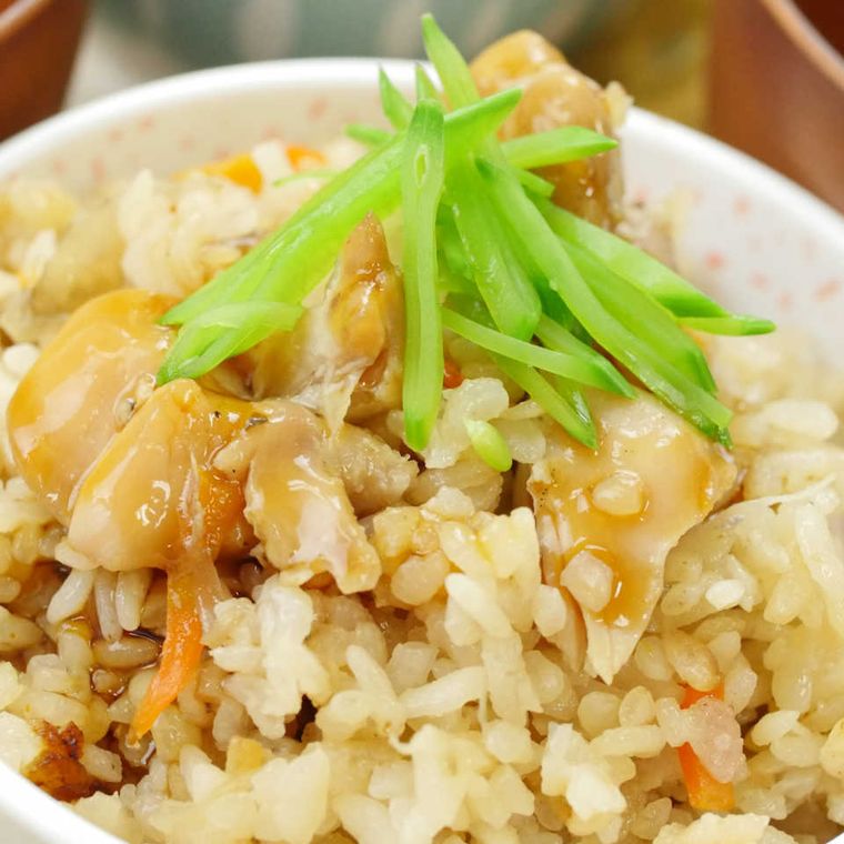 照り焼きチキン炊き込みごはんにさやえんどうをトッピングしている