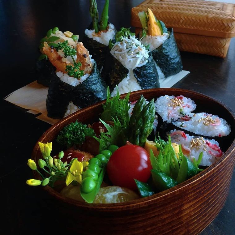 お花の海苔巻きが入ったお弁当