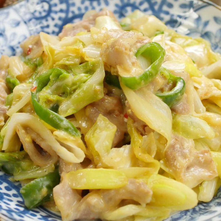 白と青の柄入り丸皿に盛り付けたカマンベールチーズ回鍋肉