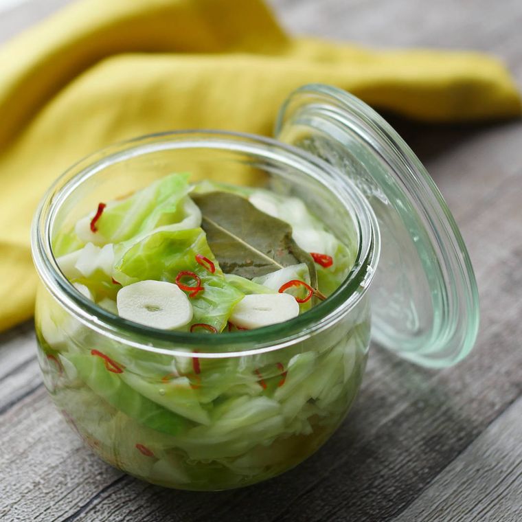 透明な保存容器に盛り付けたキャベツのガーリックピクルス