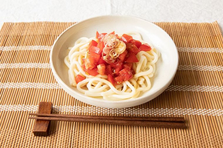 トマトとみょうががたっぷり乗ったうどん