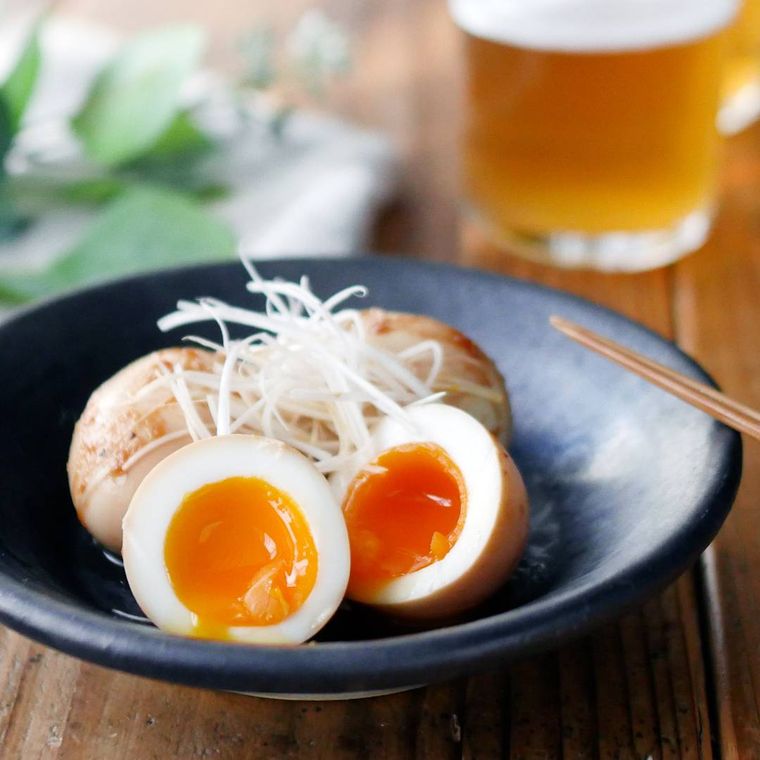 皿に盛られた旨だれ半熟煮卵