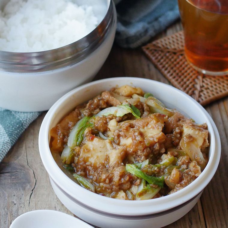 お弁当箱に入ったちぎり厚揚げと白菜の麻婆弁当