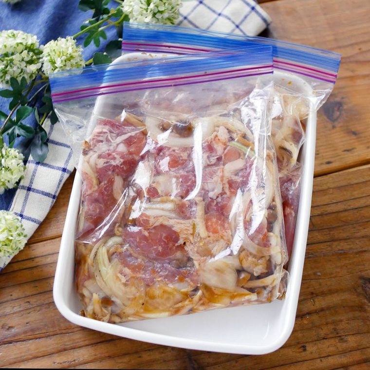ジッパー付き保存袋に入った豚肉と玉ねぎの甘辛炒め