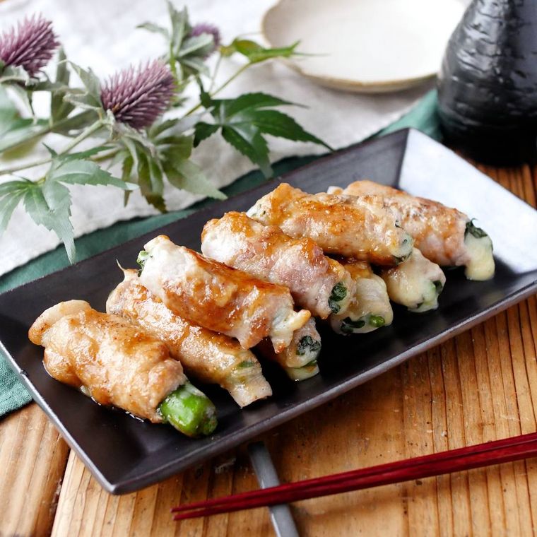 皿に盛られたししとうとチーズの肉巻き