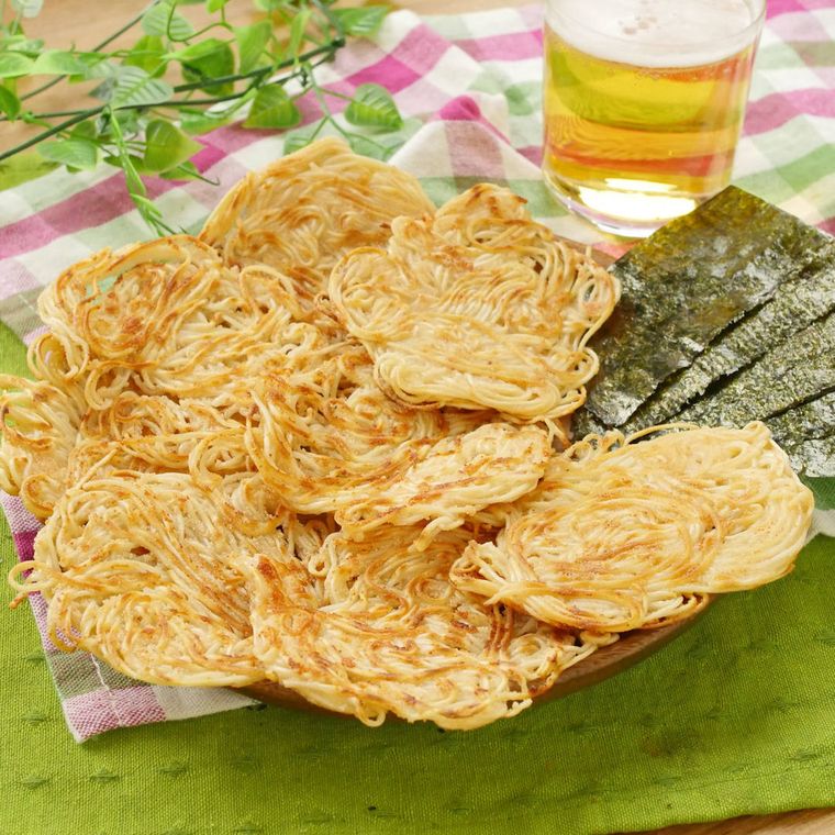 皿に盛られたそうめん明太子せんべいと焼き海苔