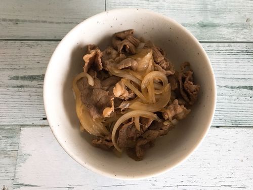 忙しい時はどん ドン 丼 めんつゆで簡単 牛丼 の作り方 レシピ Macaroni
