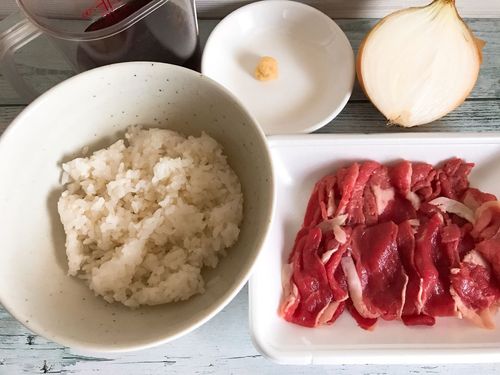 忙しい時はどん ドン 丼 めんつゆで簡単 牛丼 の作り方 レシピ Macaroni