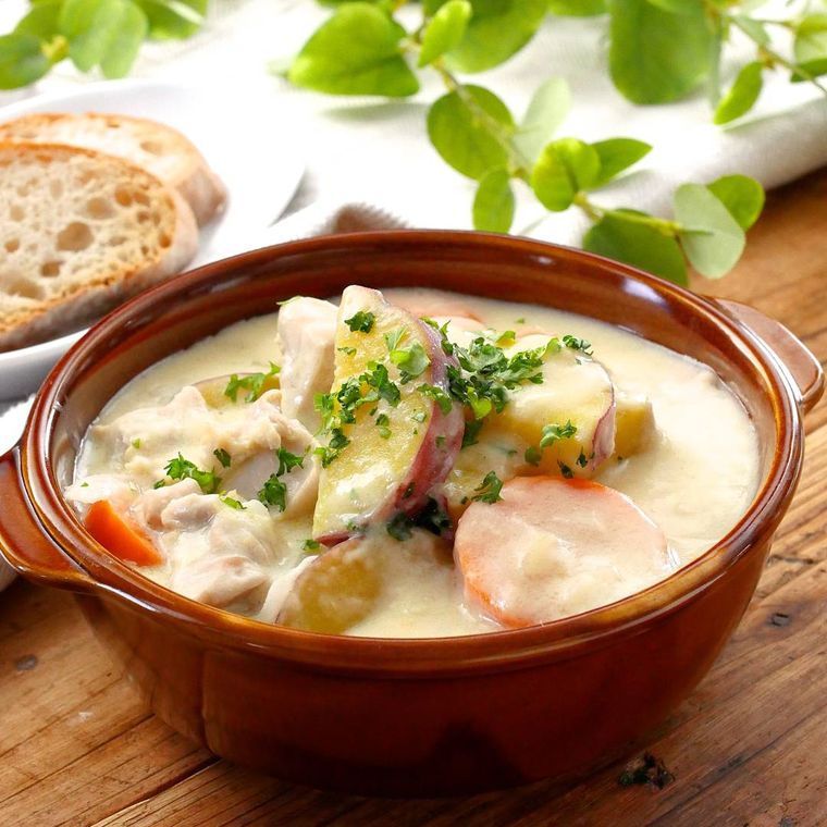 茶色のシチュー皿に盛り付けられているさつまいものほっこりミルクシチュー