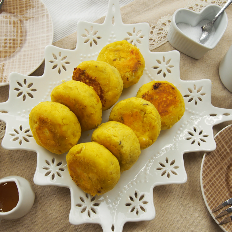 白い洋風のおしゃれな皿に盛り付けられたさつまいもとクリームチーズのチーズもち