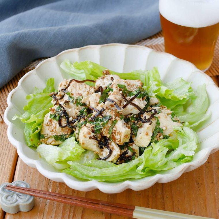 皿に盛られたおつまみ大葉豆腐