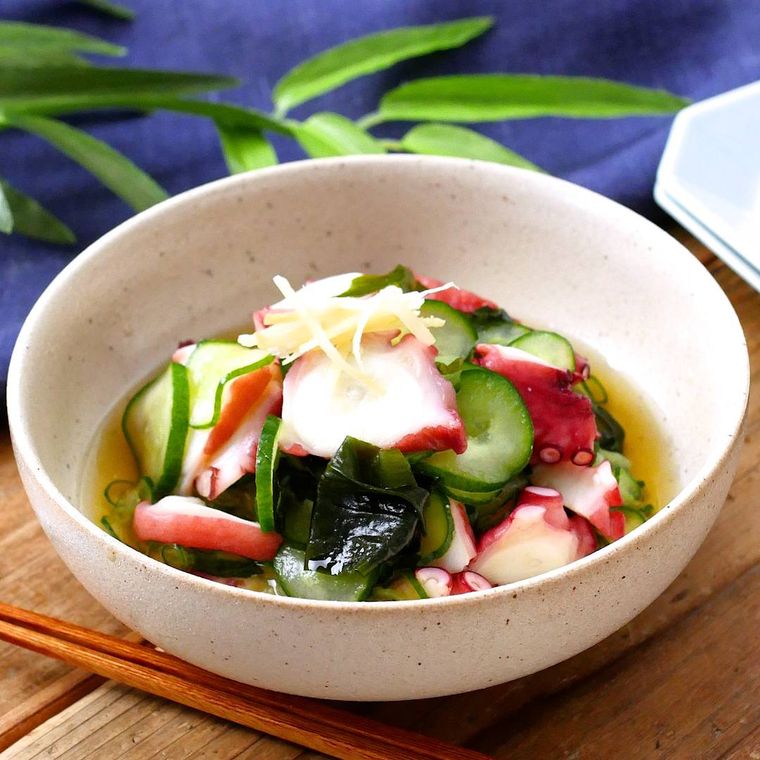 ベーシュの器に盛り付けたたことわかめの酢の物