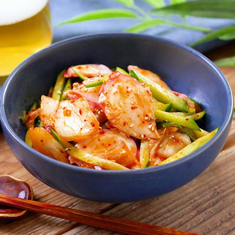 青い器に盛り付けたたこときゅうりのキムチ和え