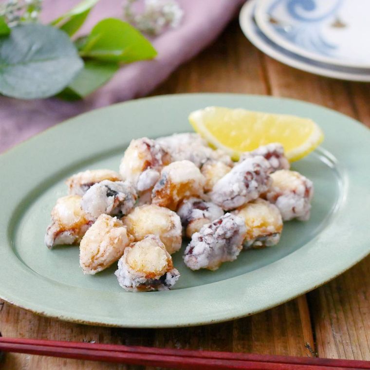 薄緑の丸皿に盛り付けたたこの唐揚げ