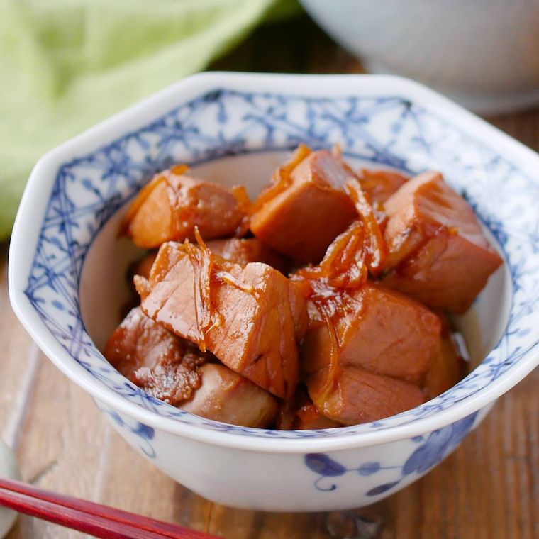 小鉢に盛り付けたかつおの角煮