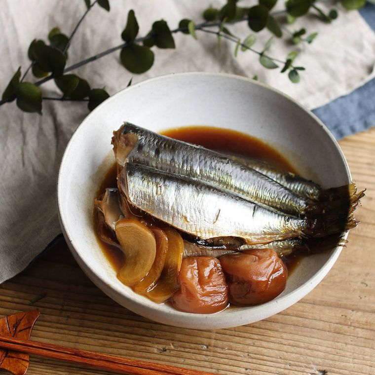 深皿に盛り付けたイワシの梅煮