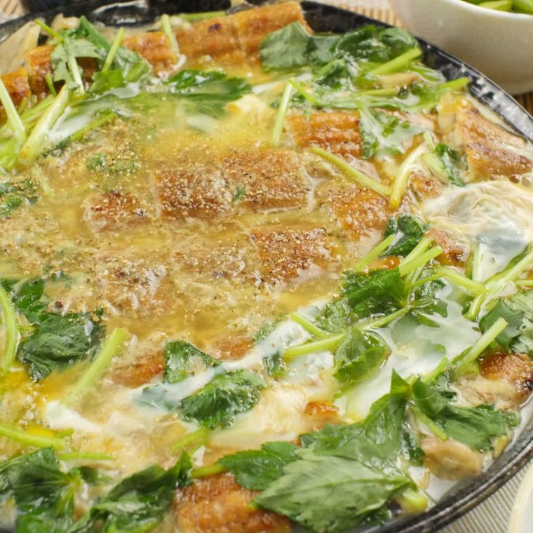 丸皿に盛り付けたうなぎとごぼうの柳川風