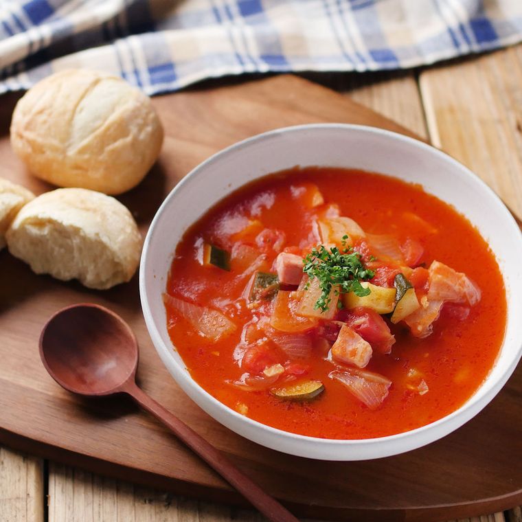 器に盛り付けたズッキーニのスパイシートマトスープ