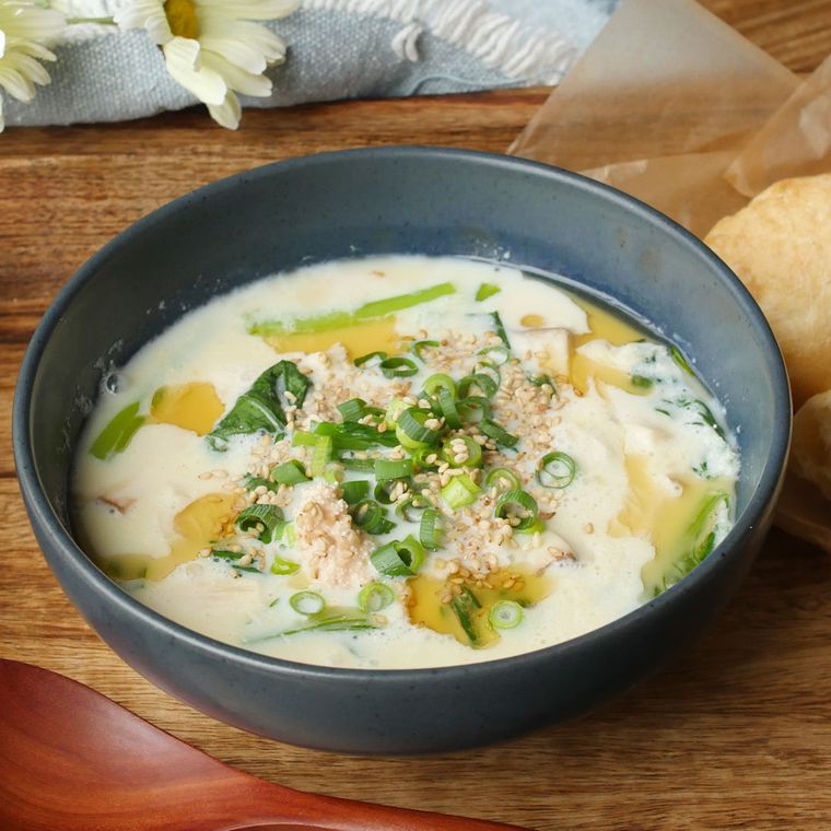 黒い器に盛り付けた明太子とエリンギの豆乳中華風スープ