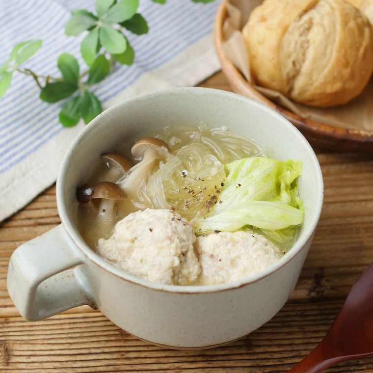 スープカップに入ったレタスと豆腐肉だんごの塩麹スープ