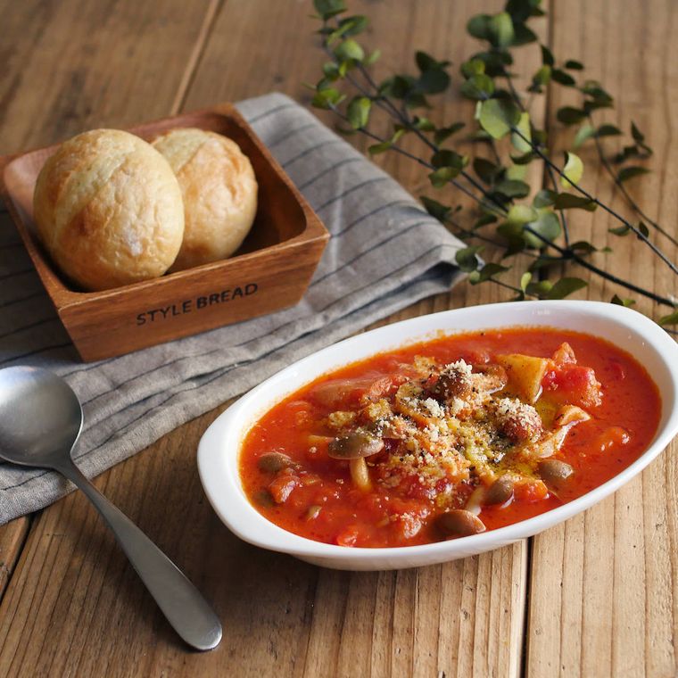 白い器に盛り付けた秋の根菜イタリアントマトスープ