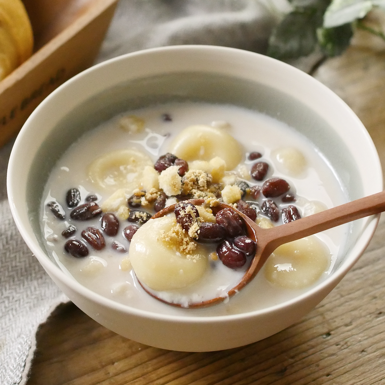 白い器に盛り付けた白玉あずきの甘酒スープ