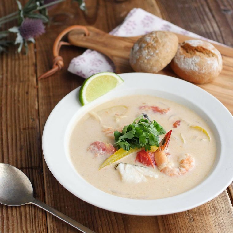 白い器に盛り付けた魚介のムケッカ風ココナッツスープ