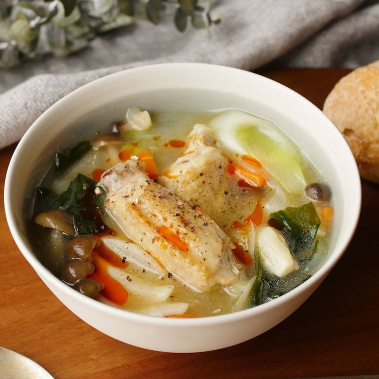 器に盛り付けた手羽中とたっぷり野菜の中華スープ