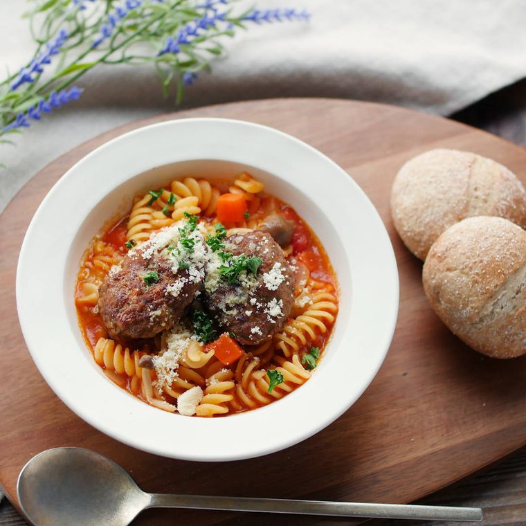 白い器に盛り付けたミニハンバーグの満腹トマトスープ