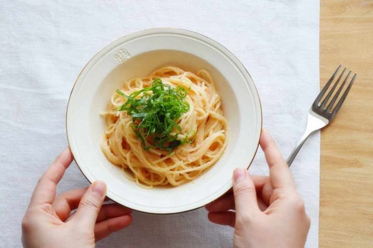 白い器に盛られたたらこマヨパスタ