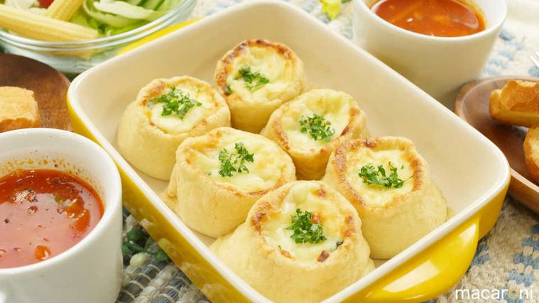 白い皿に盛られたひと口油揚げグラタン