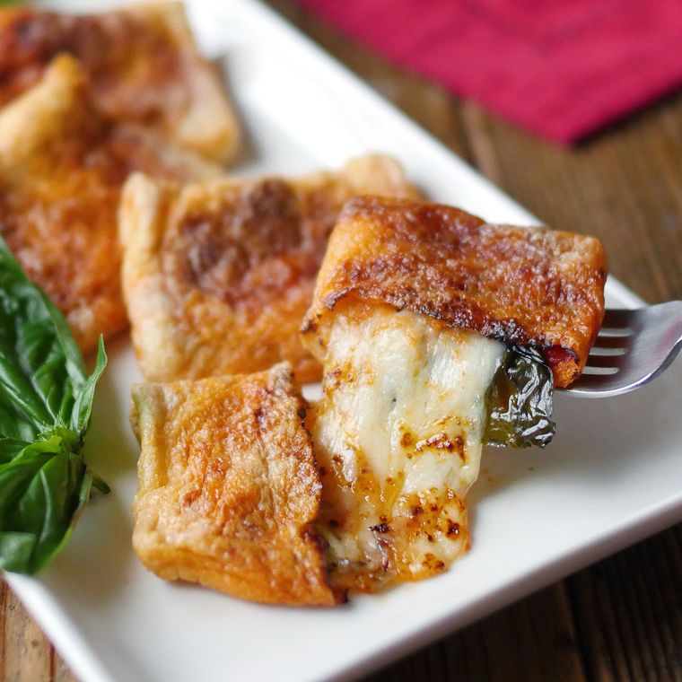 白い皿に盛られた巾着ピザ