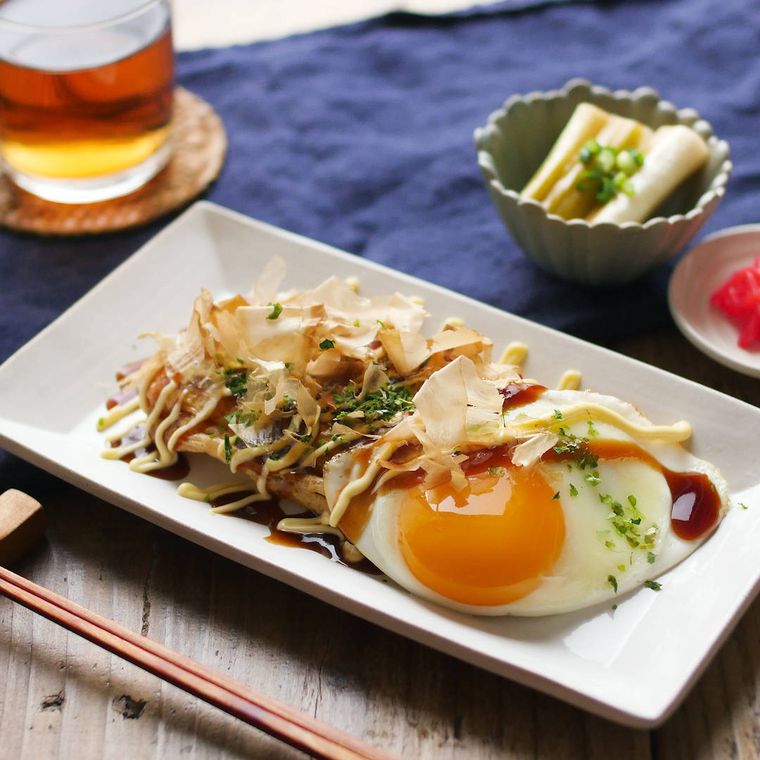 白い皿に盛られた油揚げでお好み焼き風