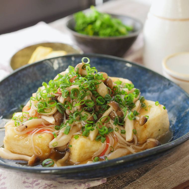 深皿に揚げ出し豆腐のあんかけが入っている