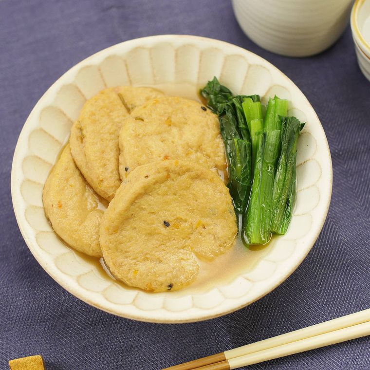ベージュ色の皿に盛られたがんもどきの煮物