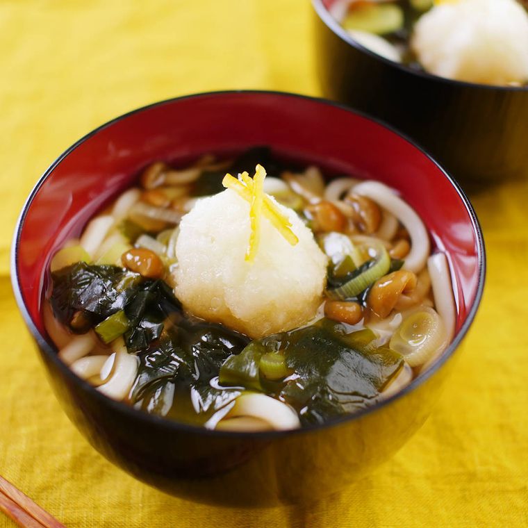 黒いお椀に盛られたきのこおろしうどん