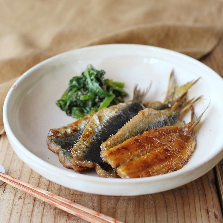白い皿に盛られたいわしの蒲焼き