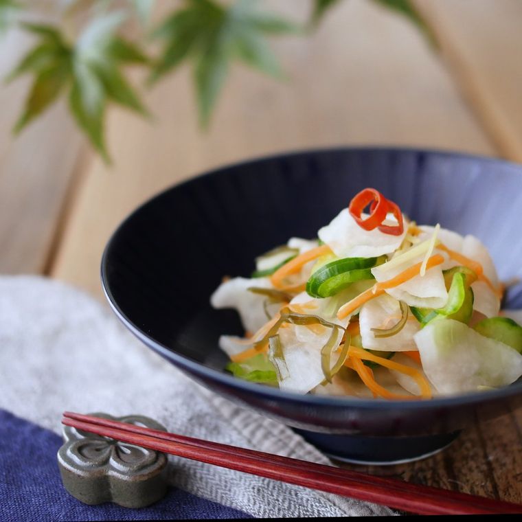 黒い皿に盛られた野菜の浅漬け