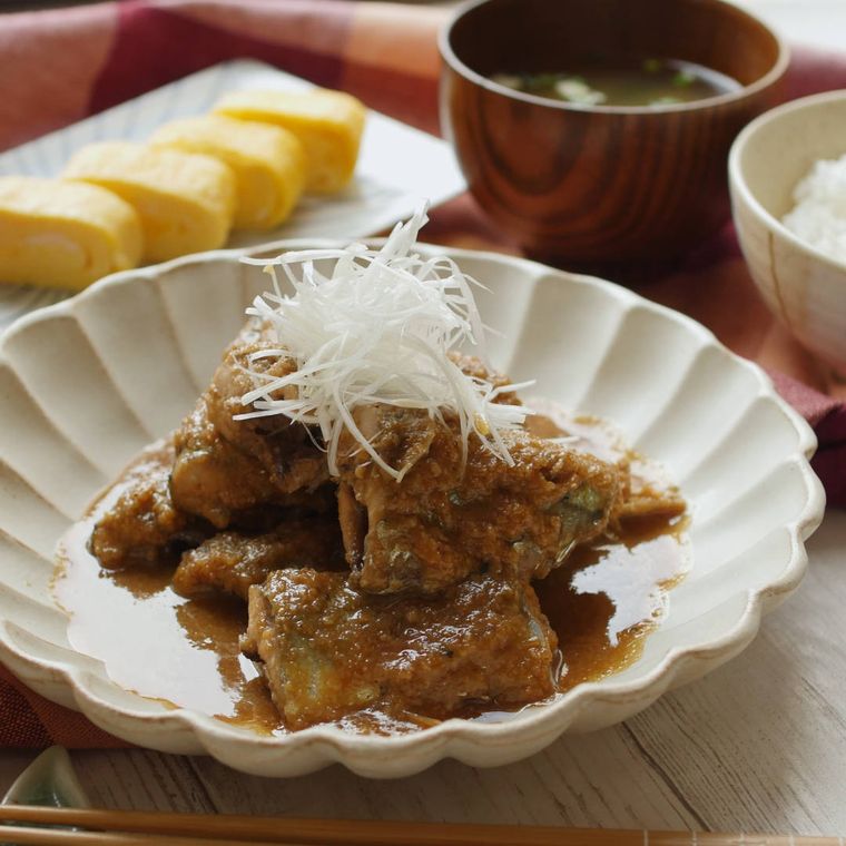 白い皿に盛られたさんまのごま味噌煮