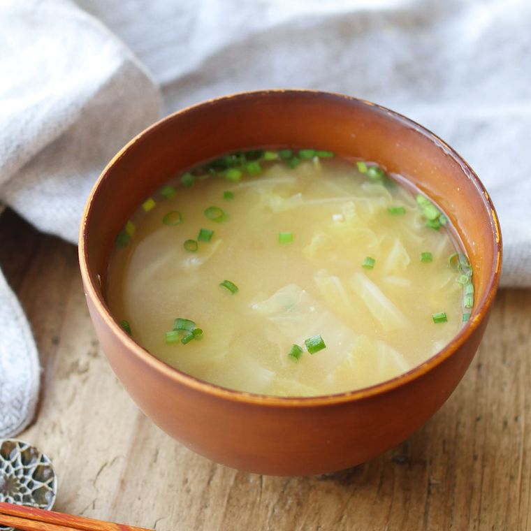 茶色のお椀に入った白菜のお味噌汁