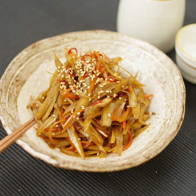 茶色の柄つき皿に盛られたきんぴらごぼう