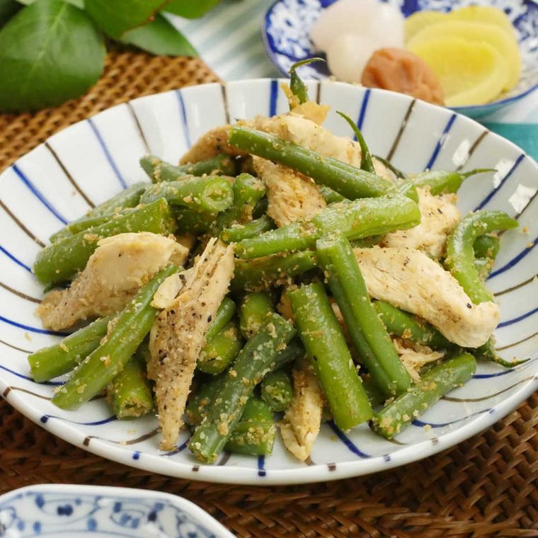 柄つきの皿に盛られたささみといんげんのごま和え