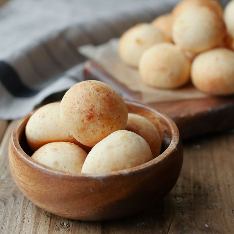 木製の器に盛り付けられたもちもち明太ポンデケージョ