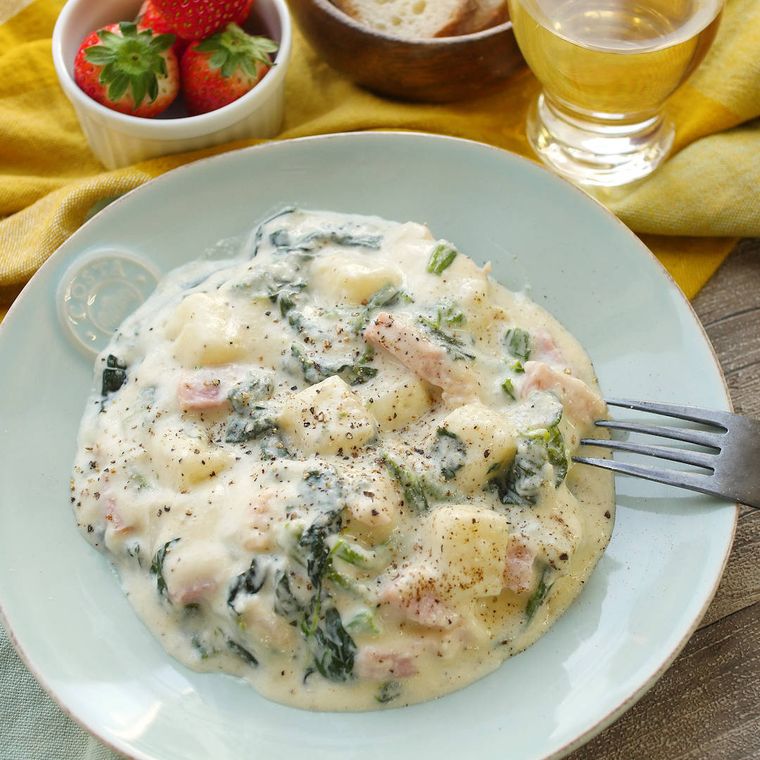 水色の皿に盛り付けられた切り餅ニョッキのチーズクリームソース