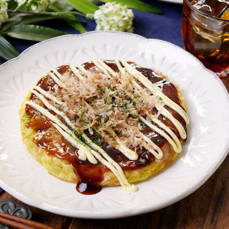 白い皿に盛り付けられた餅のお好み焼き