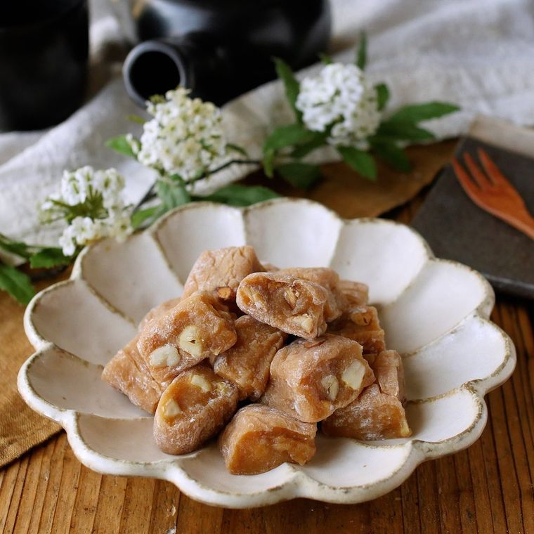 白い花形の皿に盛り付けられたキャラメルナッツ餅