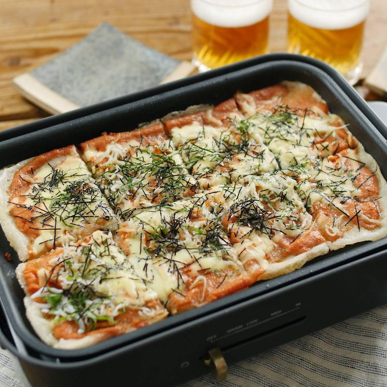 明太餅ピザをホットプレートで焼いている様子