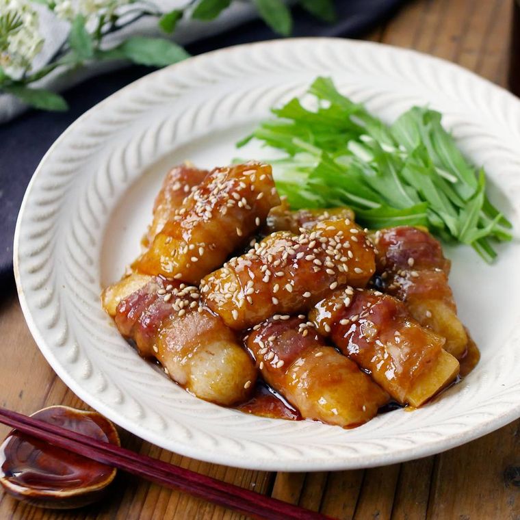 白い皿に盛り付けられた餅の肉巻き照り焼き